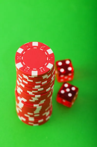 Żetony kasyna i karty przed zielony — Zdjęcie stockowe