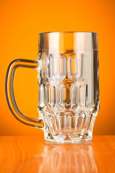 Beer glass against gradient — Stock Photo, Image