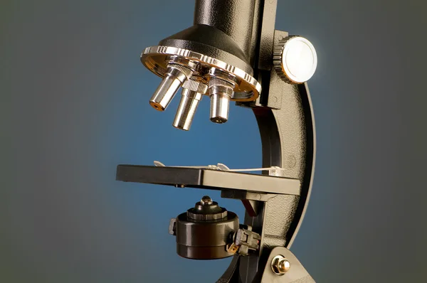 Microscopio contro il gradiente blu — Foto Stock