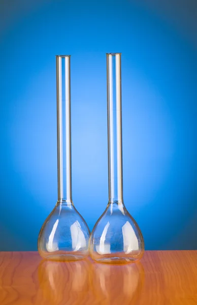 Glas retorten tegen blauwe kleurovergang — Stockfoto