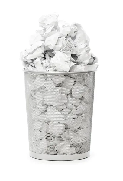 Çöp kutusu ile kağıt atıkları izole — Stok fotoğraf