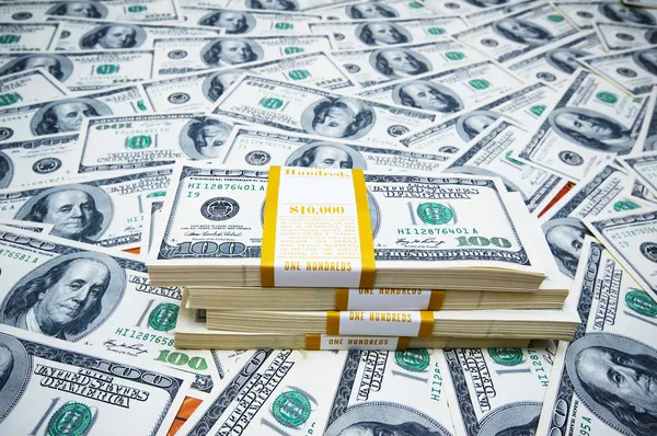 Пачка долларов на денежном фоне — стоковое фото