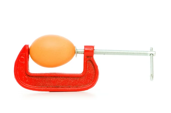 Концепція міцності з яйцем і затискачем — стокове фото