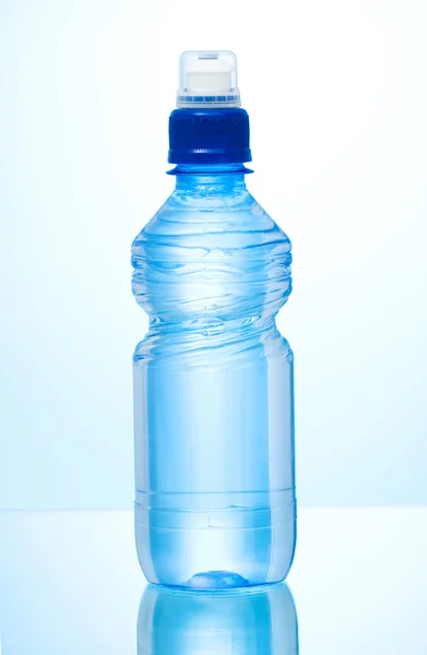 Water fles tegen de achtergrond — Stockfoto