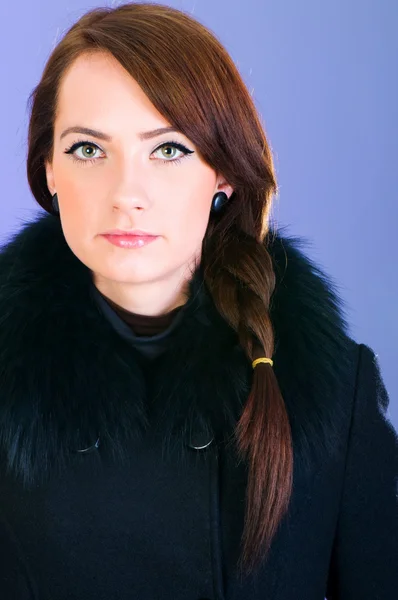 Portret młodej kobiety na sobie płaszcz — Zdjęcie stockowe