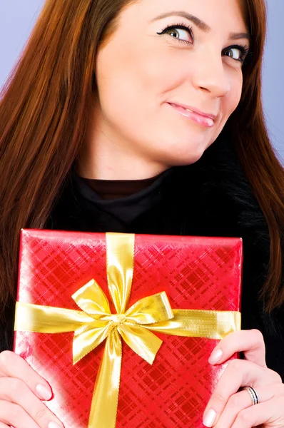 Jonge vrouw met rode luxe-geschenketui — Stockfoto