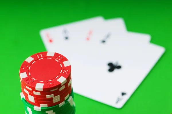 Kasino čipy a karty proti zelené — Stock fotografie