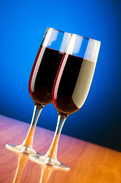 Copas de vino contra fondo —  Fotos de Stock