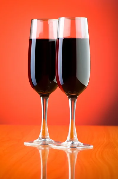 Bicchieri di vino sullo sfondo — Foto Stock