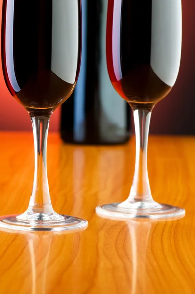 Copos de vinho contra fundo — Fotografia de Stock