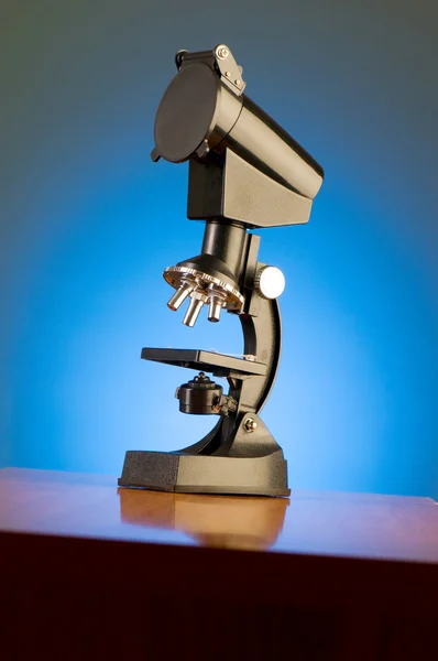Microscopio contro il gradiente blu — Foto Stock