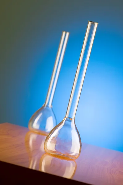 Glas rettet gegen blauen Gradienten — Stockfoto