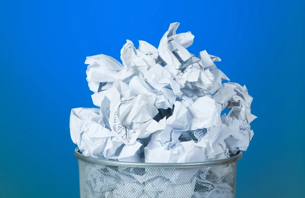 Lixeira com resíduos de papel — Fotografia de Stock