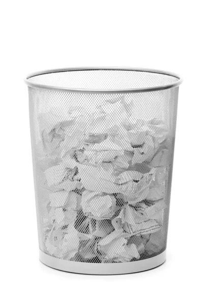 Poubelle avec déchets de papier isolés — Photo