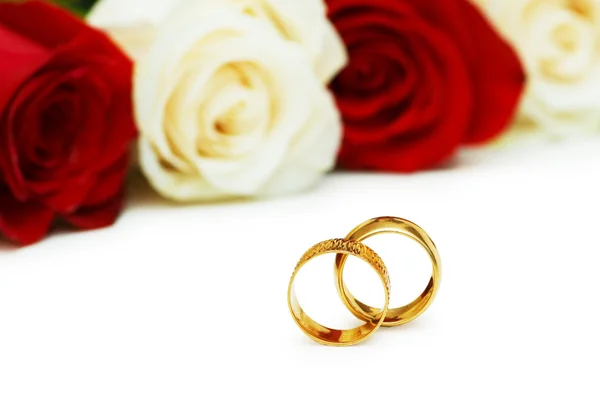 玫瑰和孤立的结婚戒指 — 图库照片