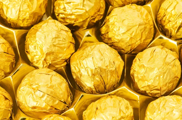 Caramelle di cioccolato isolate sul bianco — Foto Stock