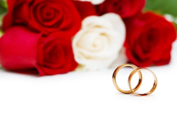 Concepto de boda con rosas y anillos Imagen de stock