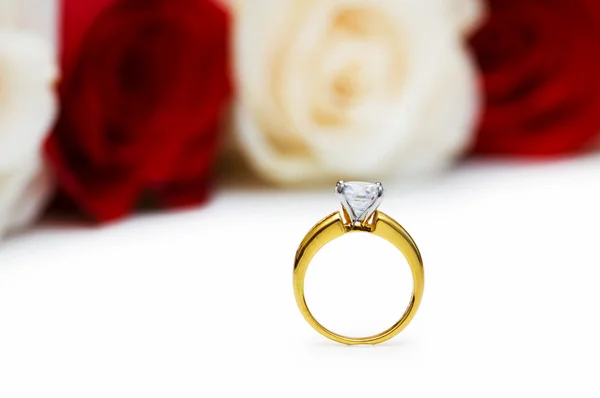 Bruiloft concept met rozen en ringen Stockfoto
