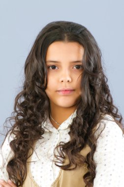 Güzel kızın portresi.