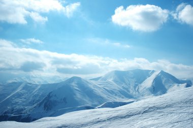 yüksek dağlarda kar altında