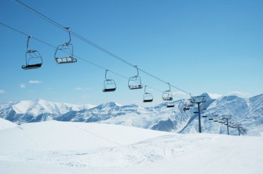 Картина, постер, плакат, фотообои "лыжные подъемники в светлый день
", артикул 2881548