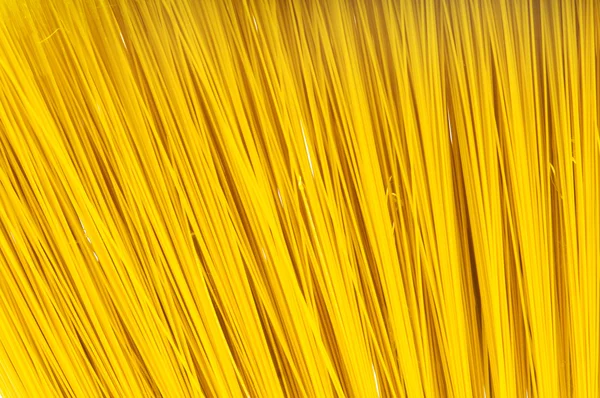 Espaguetis largos dispuestos en el fondo — Foto de Stock