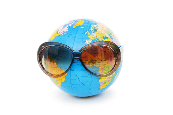 Wereldbol met zonnebril geïsoleerd — Stockfoto