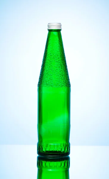 Botella de agua contra el fondo —  Fotos de Stock