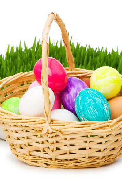 Eieren in de mand en gras geïsoleerd — Stockfoto