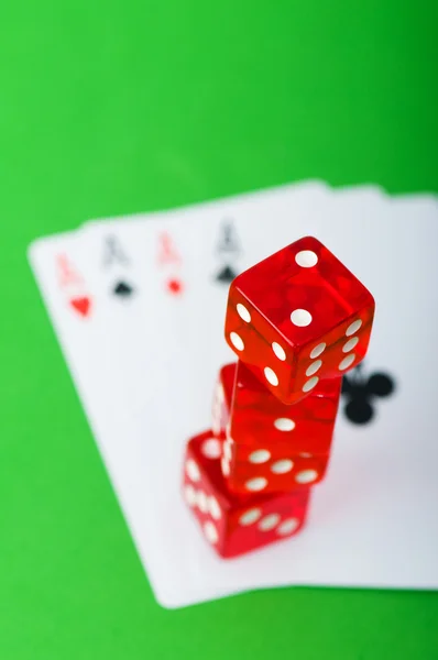 Casino-Chips und Karten gegen Grün — Stockfoto