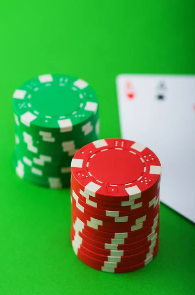 Casino jetons et cartes contre vert — Photo