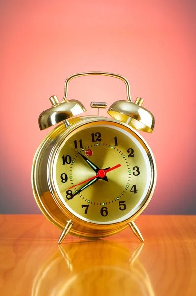 Reloj despertador contra fondo colorido —  Fotos de Stock