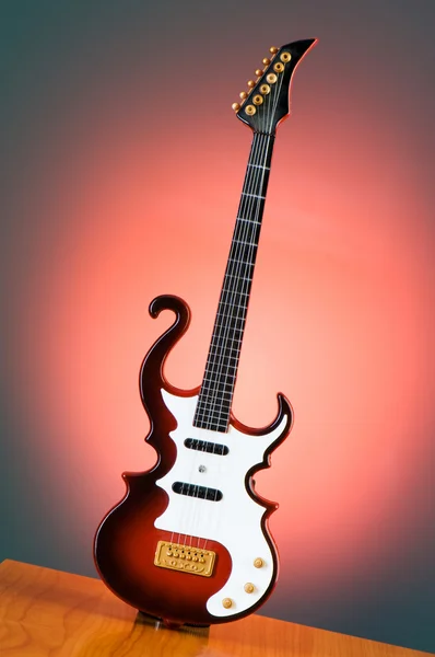 Guitarra rock sobre fondo colorido — Foto de Stock
