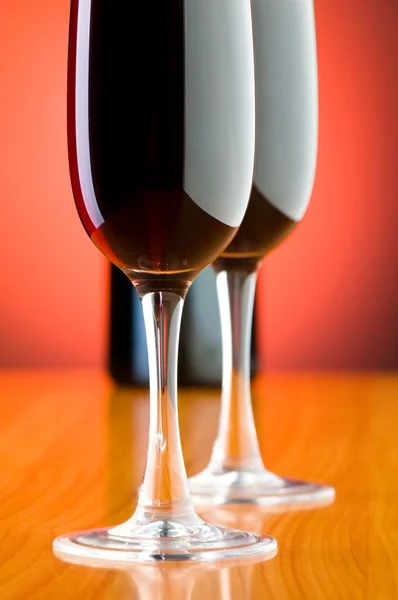 Copas de vino contra fondo — Foto de Stock