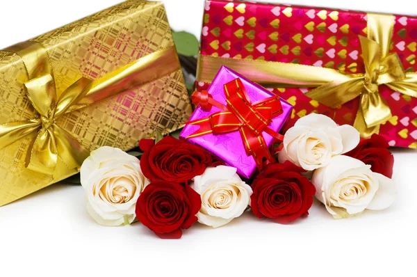 Caja de regalo y rosas aisladas en el blanco — Foto de Stock