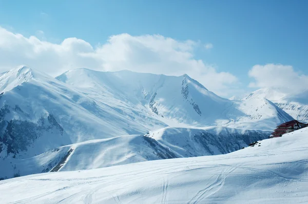 Високі гори під снігом — стокове фото