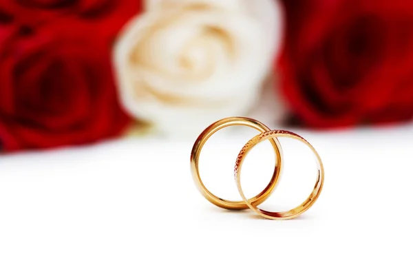 Bruiloft concept met rozen en ringen — Stockfoto