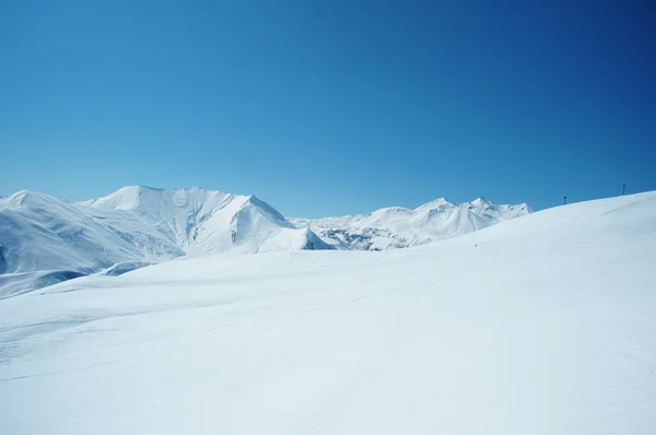 Hohe Berge unter Schnee — Stockfoto
