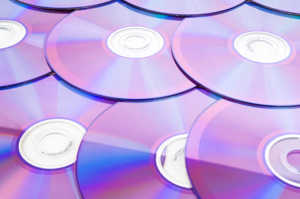 Muitos DVD 's organizados no branco — Fotografia de Stock