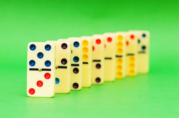 Spousta Domino na zelené — Stock fotografie