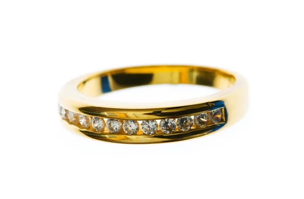 Złoty pierścionek z diamentów na białym tle — Zdjęcie stockowe
