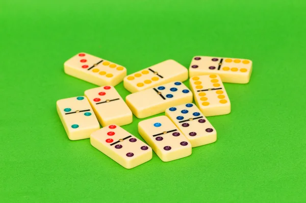 Un sacco di domino sul verde — Foto Stock