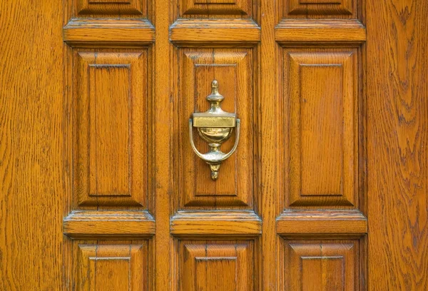 An old metal door handle knocker — Stock Photo, Image
