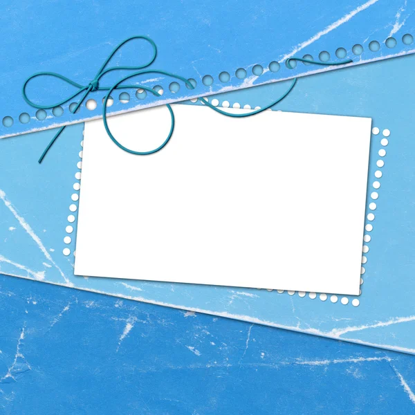 Голубая открытка с листом — стоковое фото