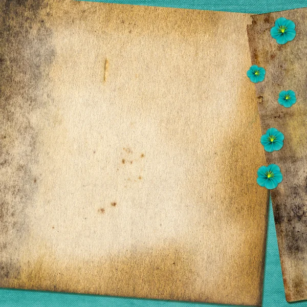 Карточка с цветами на старом фоне гранжа — стоковое фото