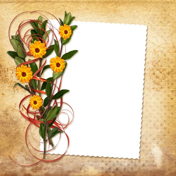 古いグランジ背景に花束とカード — ストック写真