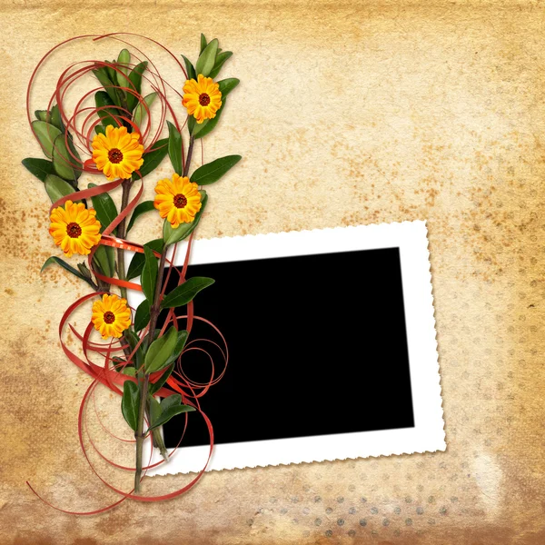 グランジ背景に花束とカード — ストック写真