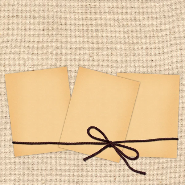 Карточка с листами и веревкой для дизайна — стоковое фото