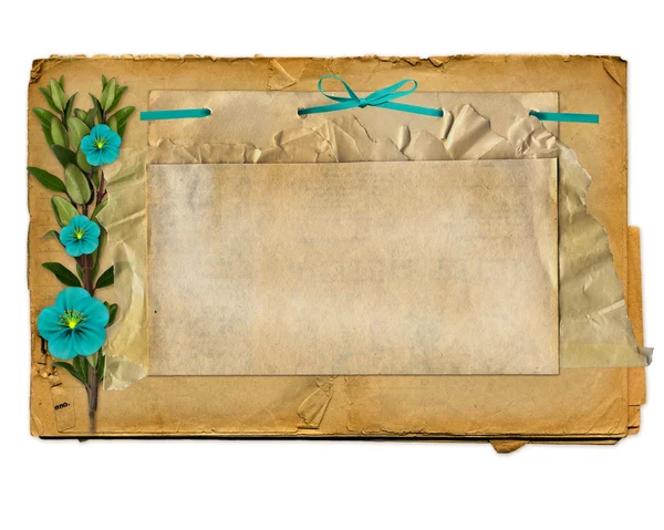 Старая гранж-бумага с цветами и лентой — стоковое фото
