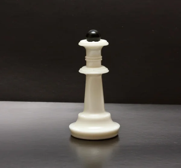 Bílá šachy v černém pozadí — Stock fotografie